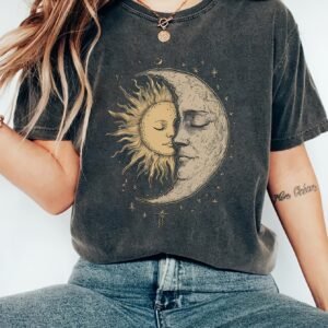 Camiseta de Manga Corta Bohemia Vintage con Estampado Espiritual de Luna Celestial y Sol Radiante, Cuello Redondo y Corte Regular, Ropa de Mujer para Primavera/Verano, Moda Casual para Exteriores, Tejido Ligero y Transpirable, Regalo Ideal para Hija, Hermana, Cumpleaños, Mejor Amiga, Madre, Familia