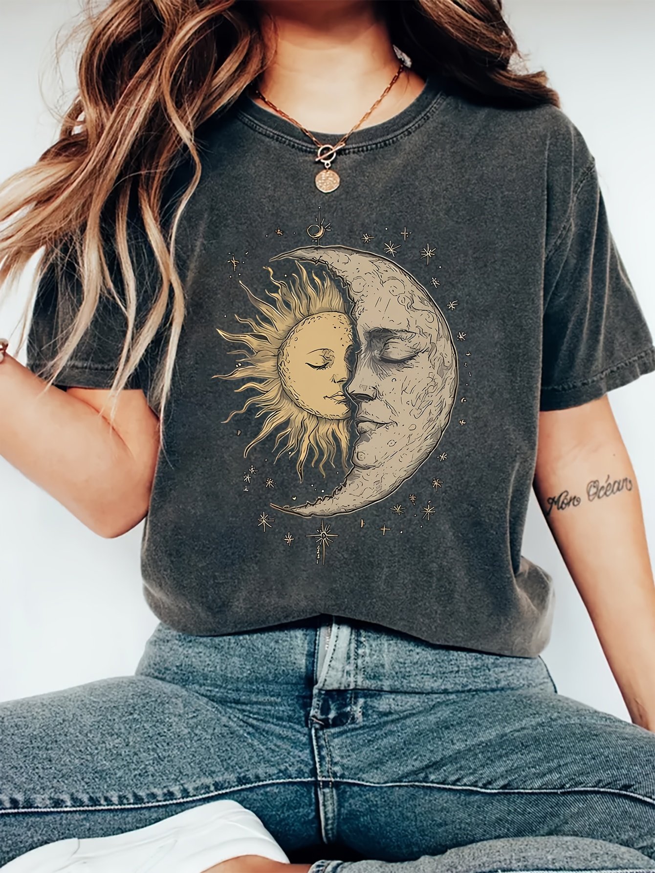 Camiseta de Manga Corta Bohemia Vintage con Estampado Espiritual de Luna Celestial y Sol Radiante, Cuello Redondo y Corte Regular, Ropa de Mujer para Primavera/Verano, Moda Casual para Exteriores, Tejido Ligero y Transpirable, Regalo Ideal para Hija, Hermana, Cumpleaños, Mejor Amiga, Madre, Familia
